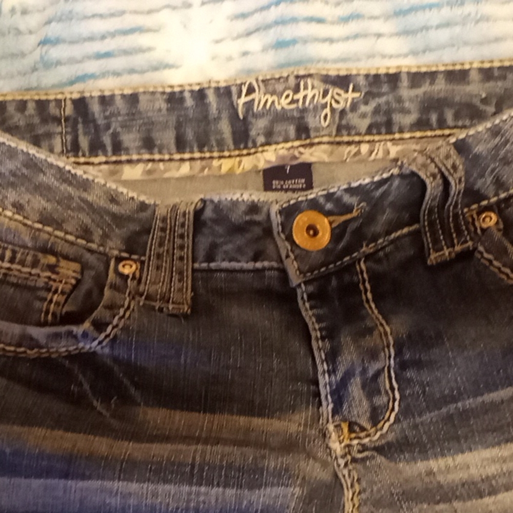 I'm selling a pair of like brand new jeans from the mall size 7 low cut color bl